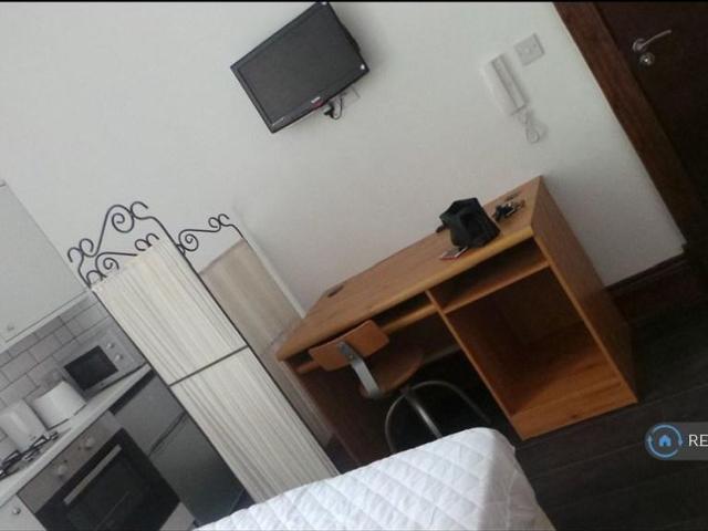 Studio for rent in Ibroxholm, Glasgow