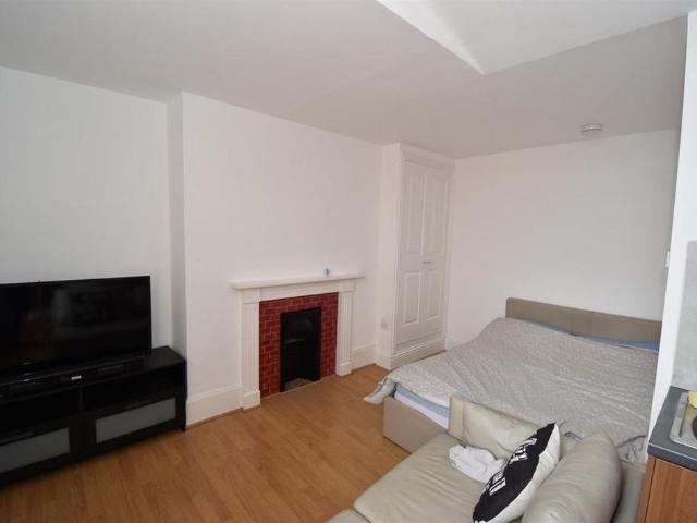 Studio for rent in Emscote, Green Close