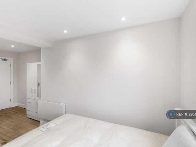 Studio for rent in Lower Halliford, Surrey