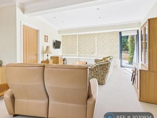 Studio for rent in The Dales, Key Street