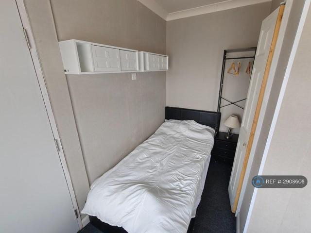 Flat for rent in London Borough of Ealing, Greater London