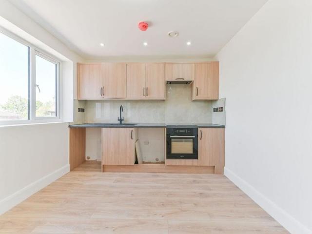Studio for rent in The Wrythe, Greater London