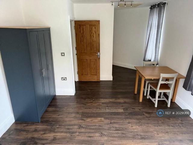 Studio for rent in New Town, Monks Orchard