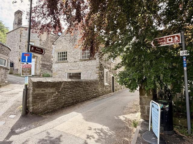 Flat for rent in Castleton, Charlesworth