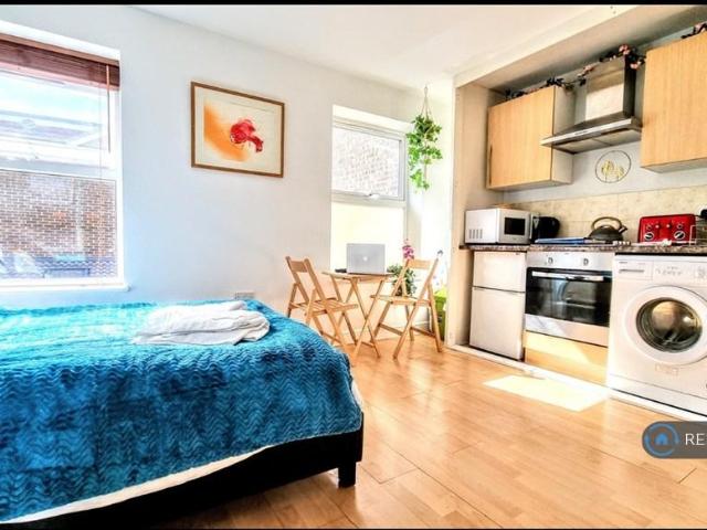 Flat for rent in Hampton, Greater London