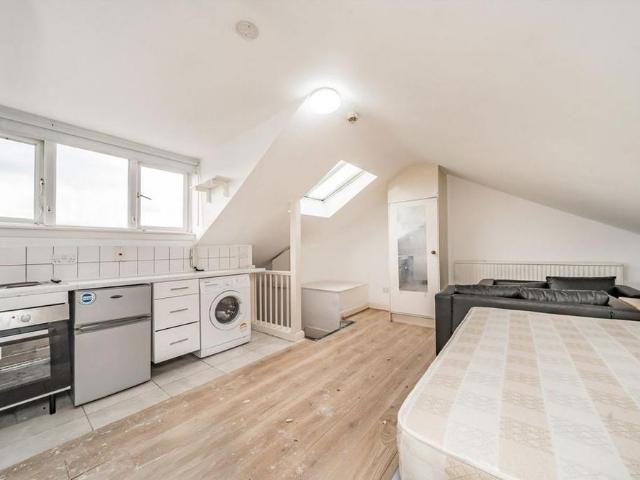 Studio for rent in Stroud Green, Greater London