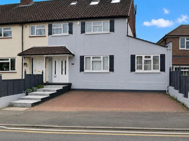 Flat for rent in Hook, Greater London