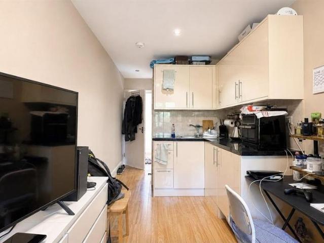 Studio for rent in Mapesbury, Greater London