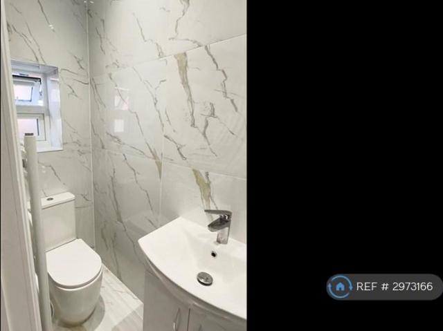 Flat for rent in Gants Hill, Greater London