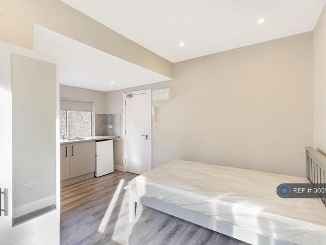 Studio for rent in Beddington, Greater London