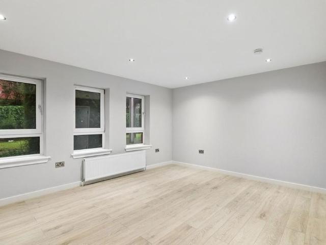 Studio for rent in Dennistoun, Scotland