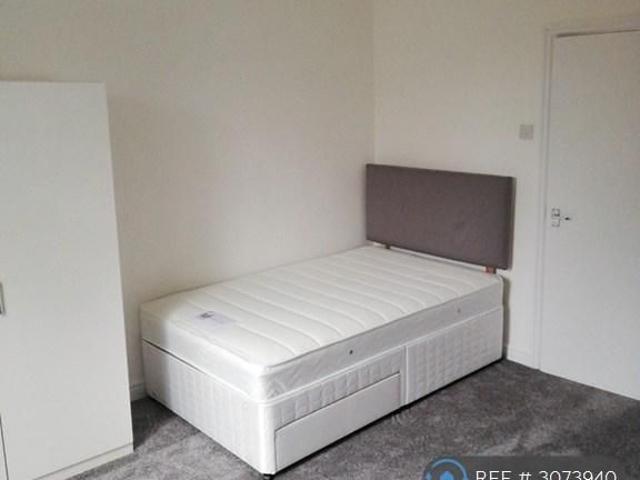 Studio for rent in Crumpsall, Manchester