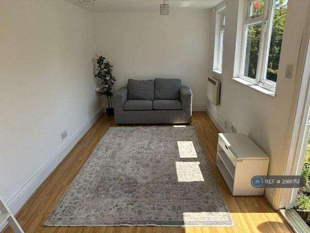 Studio for rent in Row Town, Surrey