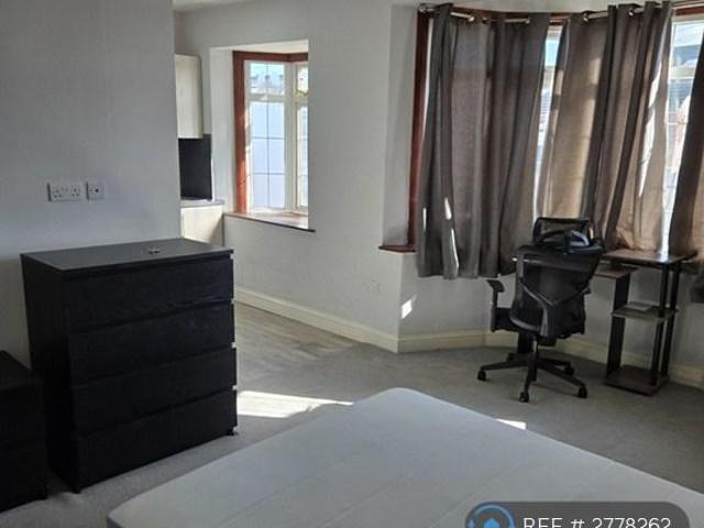 Flat for rent in Gants Hill, Greater London