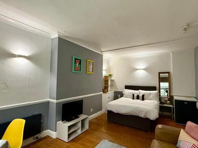 Studio for rent in Brunswick