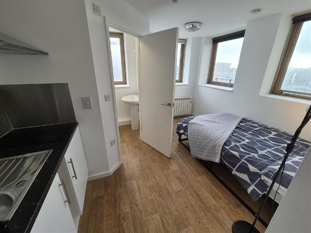 Flat for rent in Lansdowne, Springbourne