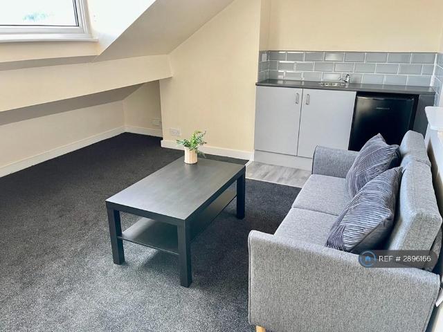 Flat for rent in Wortley, West Yorkshire