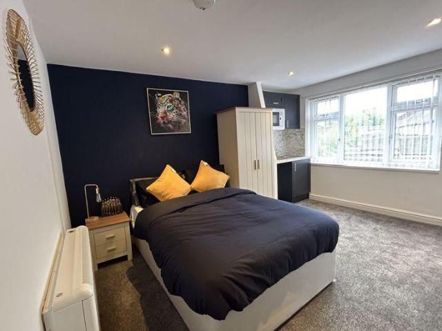 Studio for rent in Fenton, Stoke-on-Trent