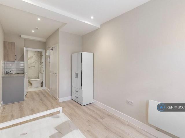 Studio for rent in London Borough of Sutton, Greater London