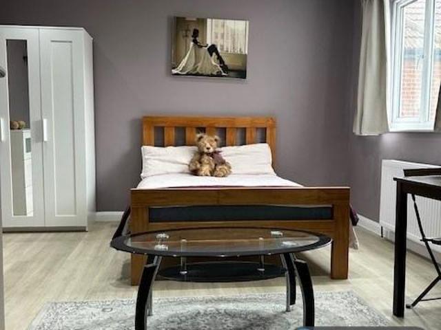 Flat for rent in Brent Cross, Greater London