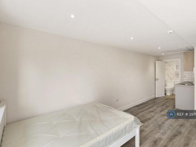 Studio for rent in Pachesham Park, Surrey