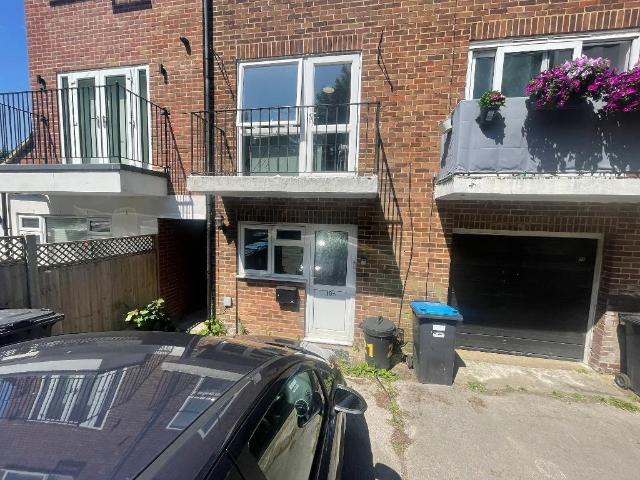 Flat for rent in Hillview, Surrey