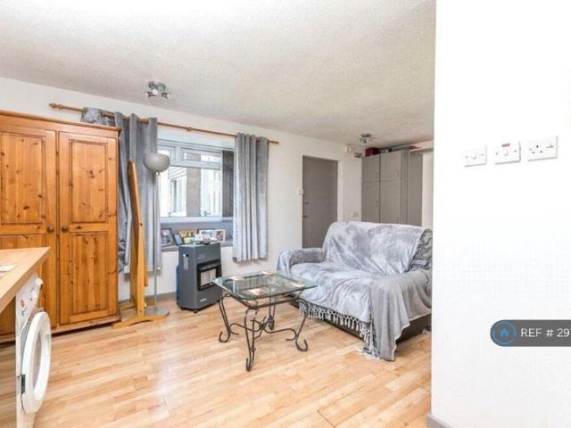 Studio for rent in West Yorkshire