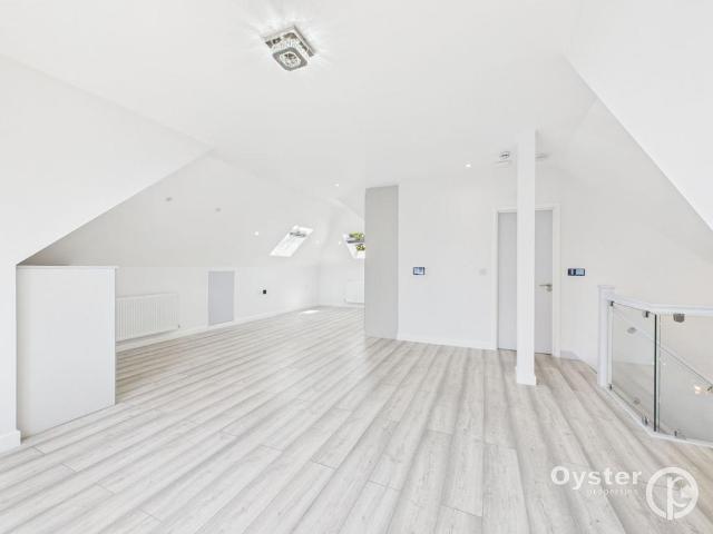 Flat for rent in Little Stanmore, Greater London