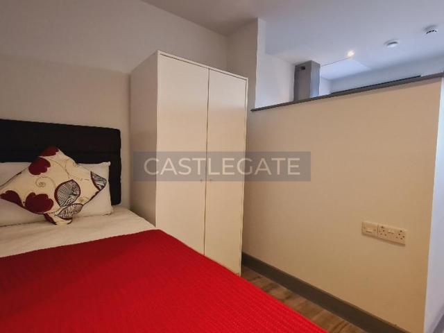 Flat for rent in Huddersfield, West Yorkshire