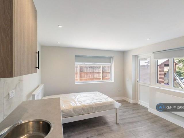 Studio for rent in Lower Halliford, Surrey