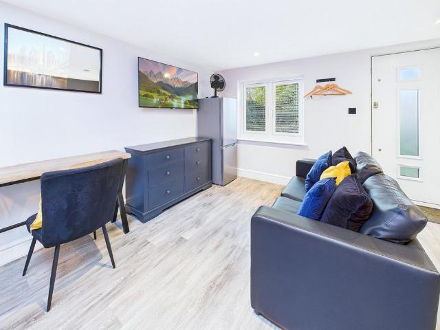 Studio for rent in London Borough of Ealing, Greenford
