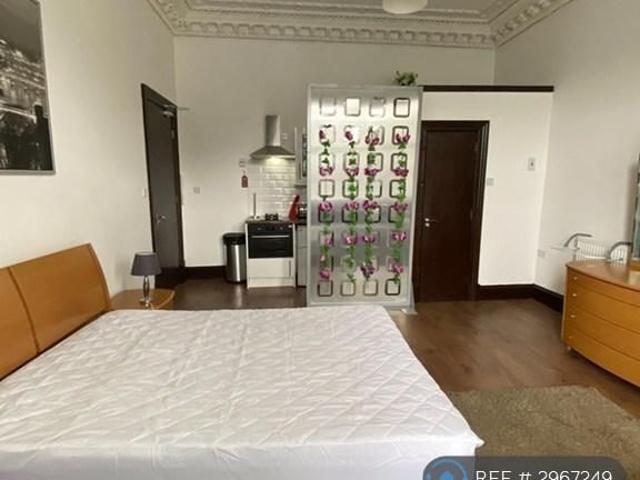 Studio for rent in Cessnock, Scotland