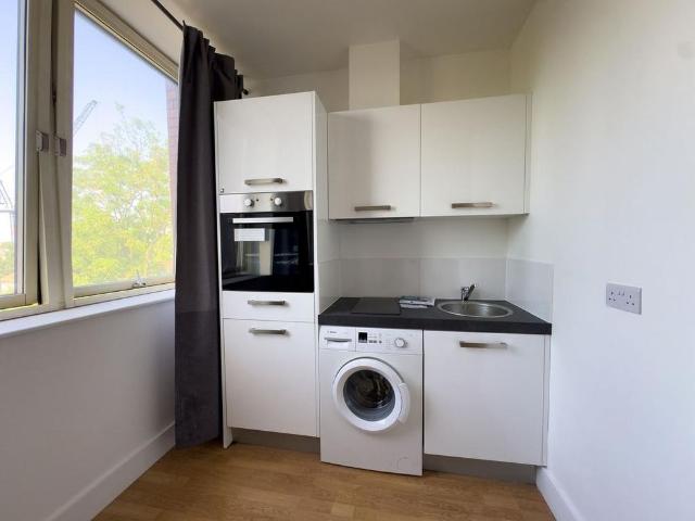 Studio for rent in Elstree and Borehamwood, Borehamwood