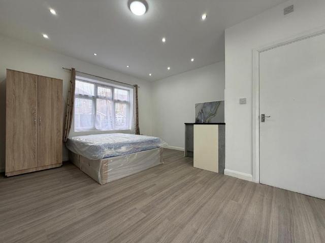 Studio for rent in London Borough of Hounslow, Osterley