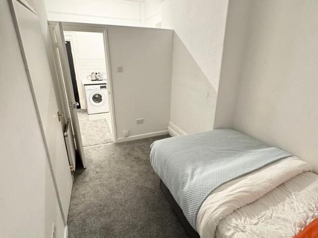 Studio for rent in Hyde Park, West Yorkshire