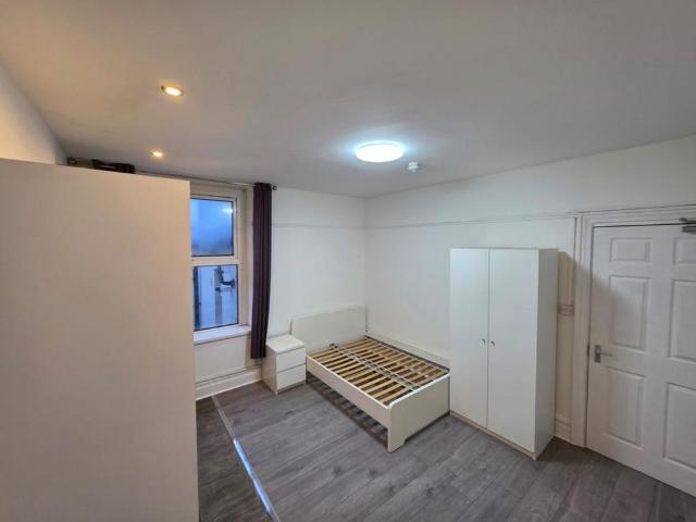 Studio for rent in Plasnewydd, Falcon Lodge