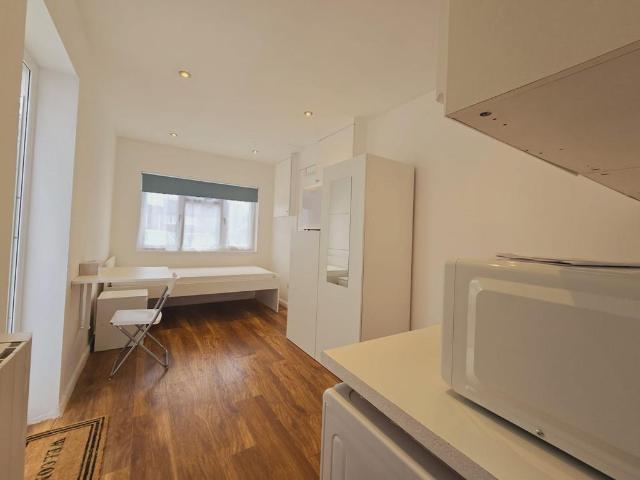 Flat for rent in Temple Fortune, Greater London