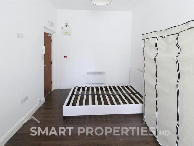 Studio for rent in Highfields, Huddersfield