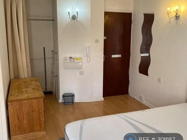 Studio for rent in The Close, Hampshire