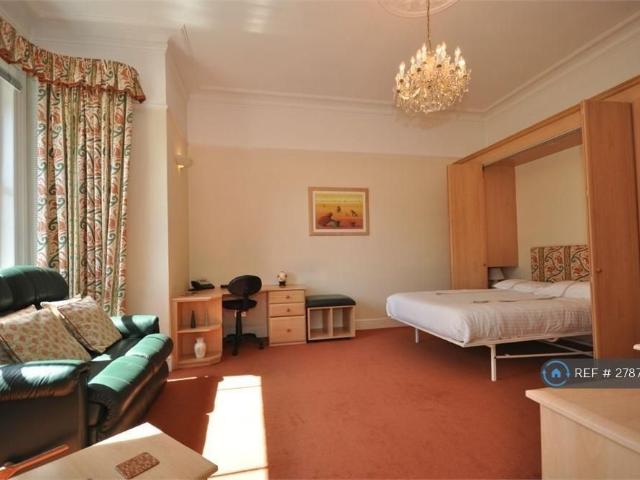 Studio for rent in Lower Halliford, Surrey