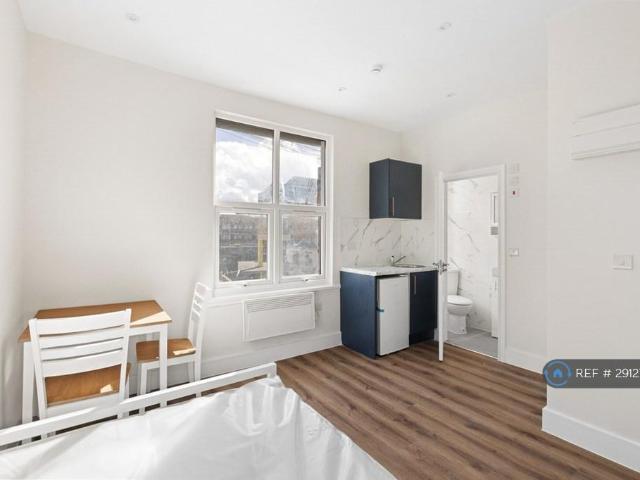 Flat for rent in Thames View, Greater London