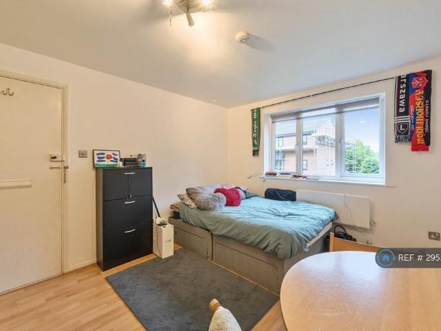 Flat for rent in Holywell Estate, North Watford
