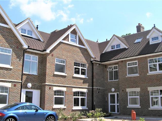 Flat for rent in Perryfields, West Sussex