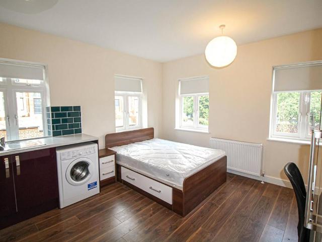 Flat for rent in Hyde Park, West Yorkshire