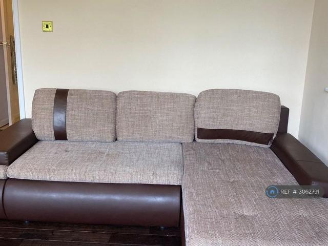 Studio for rent in Lewsey Farm