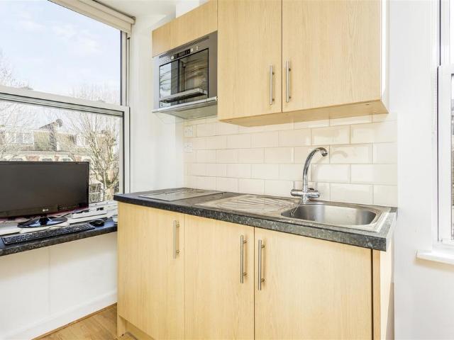 Flat for rent in Brook Green, Greater London