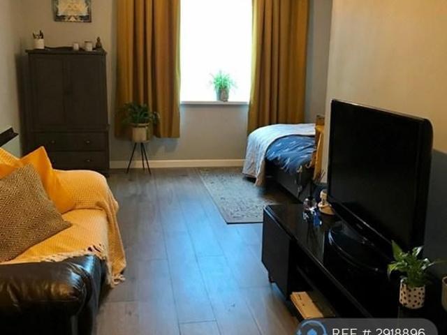Studio for rent in Birch Green, Lower Halliford