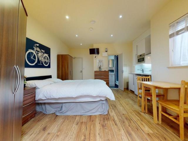 Flat for rent in Mapesbury, Greater London