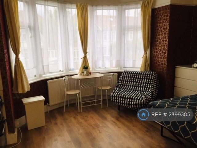 Flat for rent in Bowes, Greater London