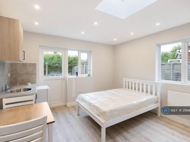 Flat for rent in Hayes, Greater London